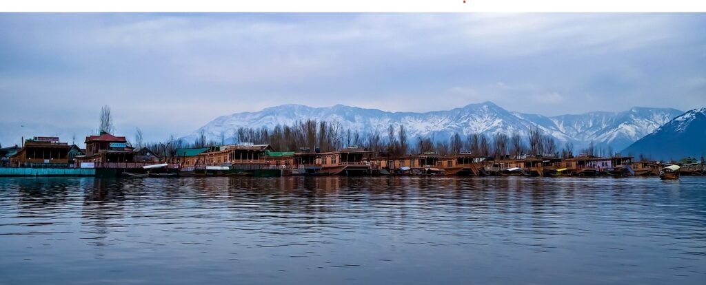 Dal Lake A Majestic Jewel of Kashmir